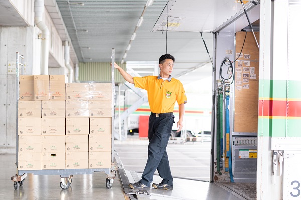 ジェイロジスティクス株式会社 イオンさいたまXDの正社員 中型トラックドライバー 大型トラックドライバー トラックドライバーの求人情報イメージ2