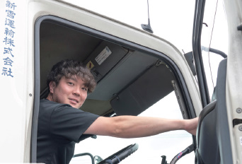 新雪運輸株式会社 湘南営業所の正社員 小型トラックドライバー 中型トラックドライバー トラックドライバーの求人情報イメージ5